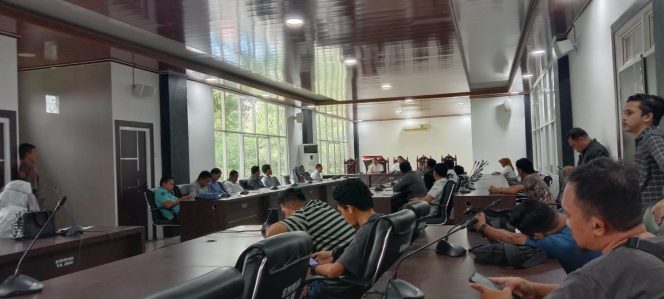 
 DPRD Sultra menggelar Rapat Dengar Pendapat (RDP) terkait aktivitas pertambangan di Kabupaten Kolaka Utara. Foto: Penafaktual.com