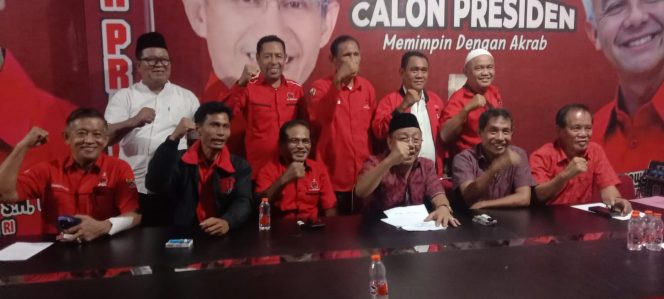 
 Pengurus DPD PDIP Sultra bersama pengurus DPC PDIP Kabupaten dan Kota di Sultra saat menggelar konferensi pers pendaftaran bakal calon kepala daerah. Foto: Istimewa 
