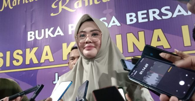 
 Bakal Calon Wali Kota Kendari, Siska Karina Imran saat diwawancarai sejumlah awak media. Foto: Istimewa  