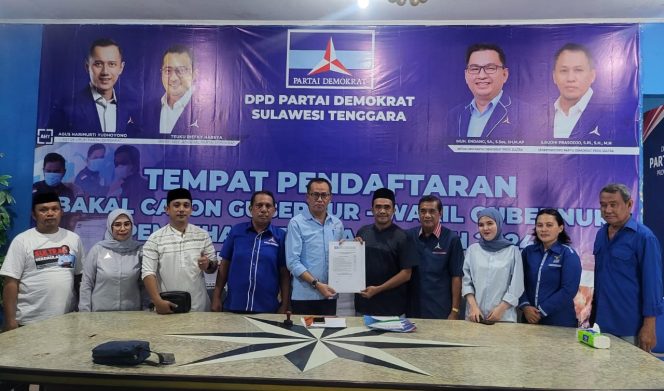 
 LO Bahtiar Madattuang, Budijatmiko saat mengambil formulir pendaftaran di Kantor DPD Partai Demokrat Sulawesi Tenggara. Foto: Istimewa 