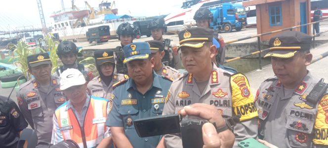 
 Kapolresta Kendari, Kombes Pol Aris Tri Yunarko bersama Kepala KSOP Kelas II Kendari, Capt Rahman saat diwawancarai awak media usia memantau langsung arus mudik di Pelabuhan Nusantara Kendari. Foto: Istimewa 