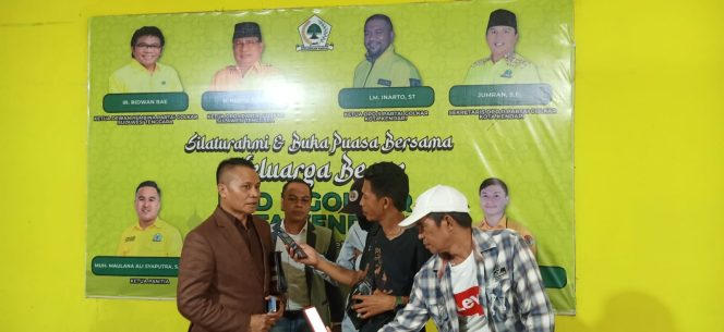 
 Balon Wali Kota Kendari Abdul Rahman saat diwawancarai usai rapat persiapan pelaksanaan survei di Kantor DPD II Partai Golkar Kendari. Foto: Istimewa 
