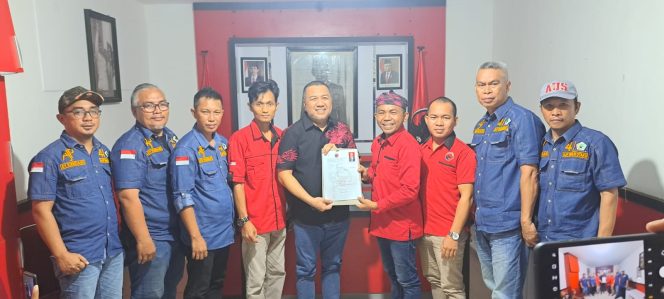  
Balon Wali Kota Kendari AJP Kembalikan Formulir Pendaftaran ke DPC PDI-P. foto: Istimewa  