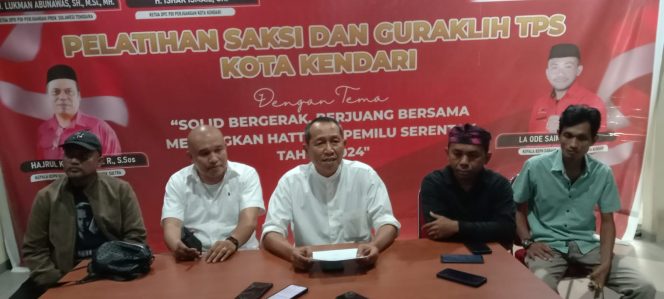 
 Ketua DPC PDIP Kota Kendari H Ishak Ismail (tengah) saat menggelar konferensi pers usai penjaringan calon Wali Kota Kendari. Foto: Istimewa