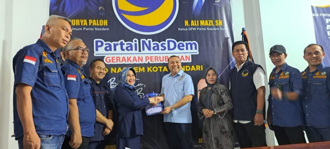 
 Balon Wali Kota Kendari Aksan Jaya Putra (AJP) bersama Liasion Officer (LO), dan tim pemenangannya, kembalikan berkas pendaftaran Balon Wali Kota Kendari ke Partai NasDem. Foto: Istimewa