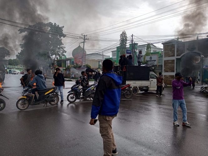 
 Puluhan massa yang mengatasnamakan diri Merah Putih Berkibar (MPB Indonesia) menggelar aksi demonstrasi di depan Kantor Kejaksaan Tinggi (Kejati) Sulawesi Tenggara (Sultra). Foto: Istimewa