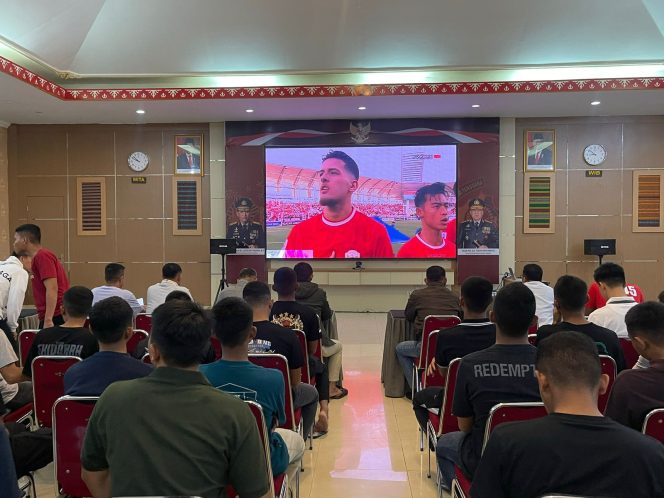 
 Personel Polda Sultra Gelar Nobar Semifinal AFC U-23 di Aula Dachara