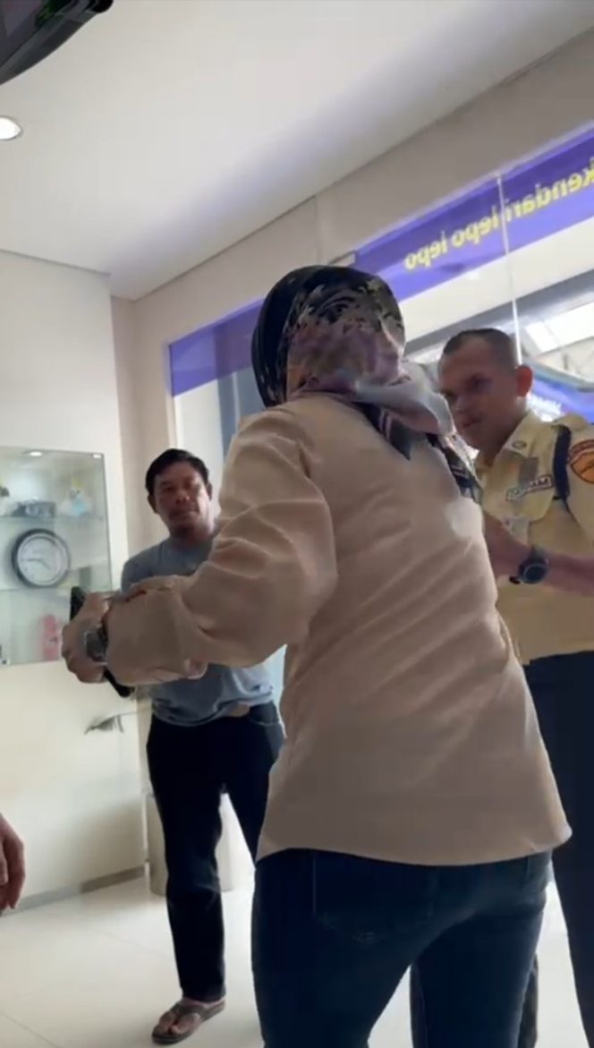 
 I, istri sah HS yang diamankan oleh Security ketika datang melabrak YT di tempat kerjanya. Foto : Istimewa