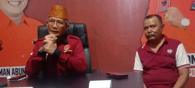 
 Ketua DPD PDIP Sultra Lukman Abunawas saat menggelar konferensi pers di sela-sela acara silaturahmi bersama insan pers di kantor DPD PDIP Sultra. Foto: Penafaktual.com