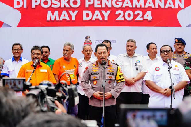 
 Kapolri Jenderal Listyo Sigit Prabowo menggelar konferensi pers saat meninjau langsung pengamanan peringatan aksi Hari Buruh Internasional atau May Day di Gelora Bung Karno. Foto: Istimewa