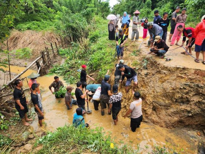 
 Kondisi jalan di Desa Wumbubangka Kecamatan Rarowatu Utara Kabupaten Bombana terancam putus. Foto: Penafaktual.com