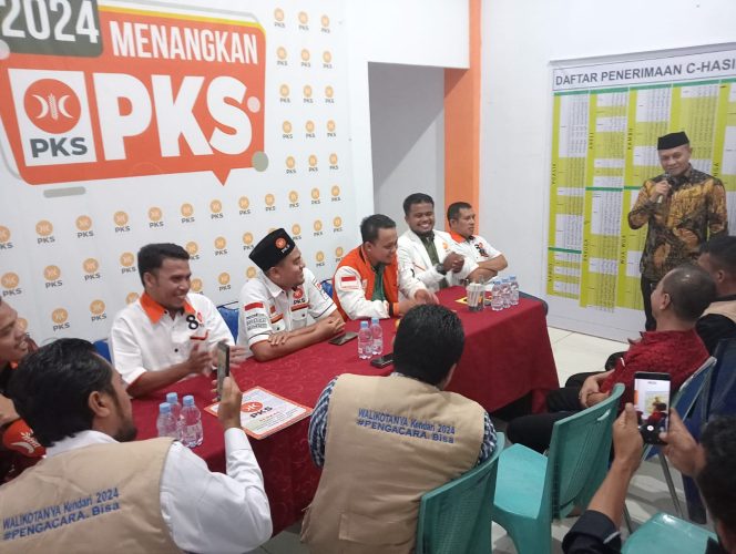 
 Balon Wali Kota Kendari Abdul Rahman  bersama tim pemenangan saat mengembalikan berkas pendaftaran di Kantor DPD PKS Kota Kendari. Foto: Istimewa