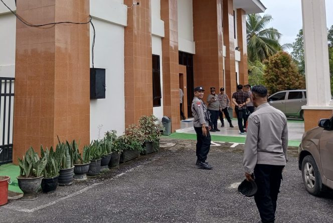 
 Puluhan aparat kepolisian mengawal sidang pembacaan putusan terhadap empat terdakwa perkara dugaan korupsi pertambangan Blok Mandiodo. Foto: Istimewa 