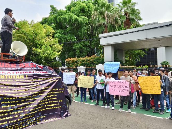 
 Forum Masyarakat Peduli Bombana (FMPB) menggelar aksi demonstrasi kantor Mahkamah Agung Republik Indonesia meminta untuk  memeriksa sejumlah oknum hakim di Pengadilan Negri (PN) Pasarwajo Kabupaten Buton. Foto: Istimewa