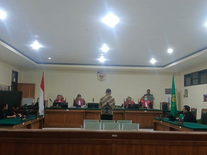 
 Sidang pembacaan putusan terdakwa Direktur PT Tristaco dalam perkara korupsi pertambangan Blok Mandiodo Konawe Selatan. Foto: Istimewa 