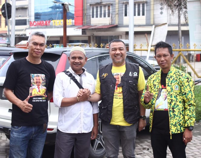 
 Bakal Calon Wali Kota Kendari Aksan Jaya Putra bersama tim pemenangan. Foto: Istimewa