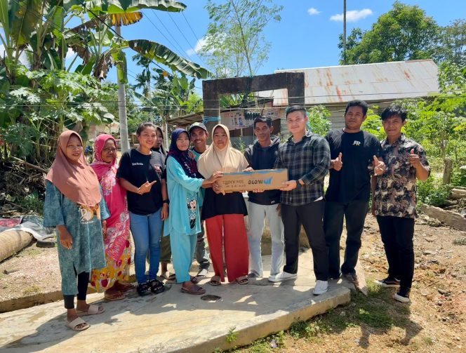 
 Fadhal Rahmat memberikan bantuan mesin air di  RT13 / RW 5 Lorong Jambu Kelurahan Anggoea. Foto: Istimewa 
