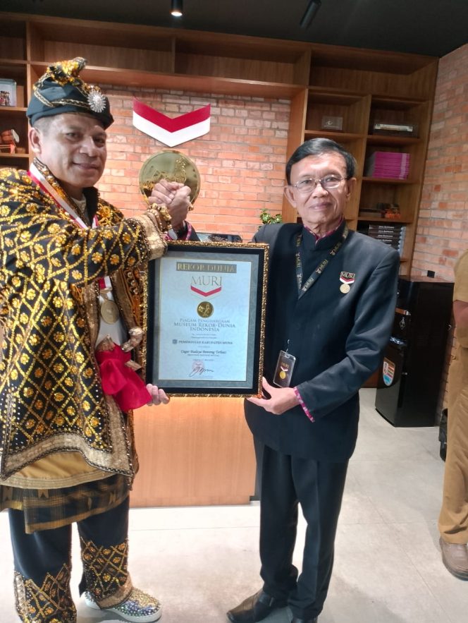 
 Presiden PMMI La Ode Riago menerima Piagam penghargaan Rekor Muri yang diserahkan oleh Direktur Operasional MURI, Yusuf Ngadri. Foto: Istimewa