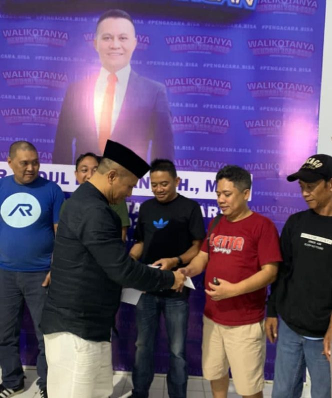 
 Bakal Calon Wali Kota Kendari, Abdul Rahman memberikan hadiah kepada pemenang turnamen Domino Persahabatan yang digelar di posko pemenangan. Foto: Istimewa