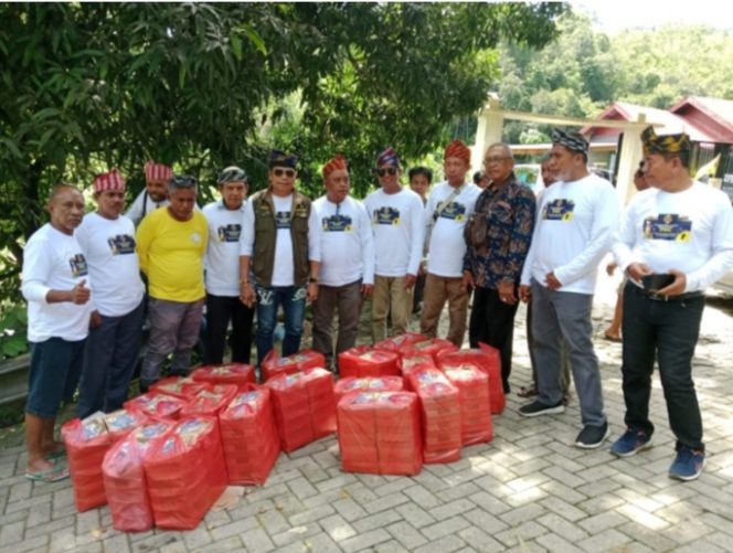 
 Persatuan Masyarakat Muna Indonesia memberikan bantuan berupa paket makanan siap saji di Kelurahan Kampung Salo dan Jalan Lasolo Kota Kendari. Foto: Istimewa