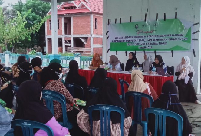 
 UPTD Puskesmas Kabaena Timur menggelar sosialisasi dan rapat koordinasi perencanaan persalinan, pencegahan komplikasi (P4K) dan kemitraan bidan dan dukun di Aula Kantor Kecamatan Kabaena Timur, Kabupaten Bombana. Foto: Penafaktual.com