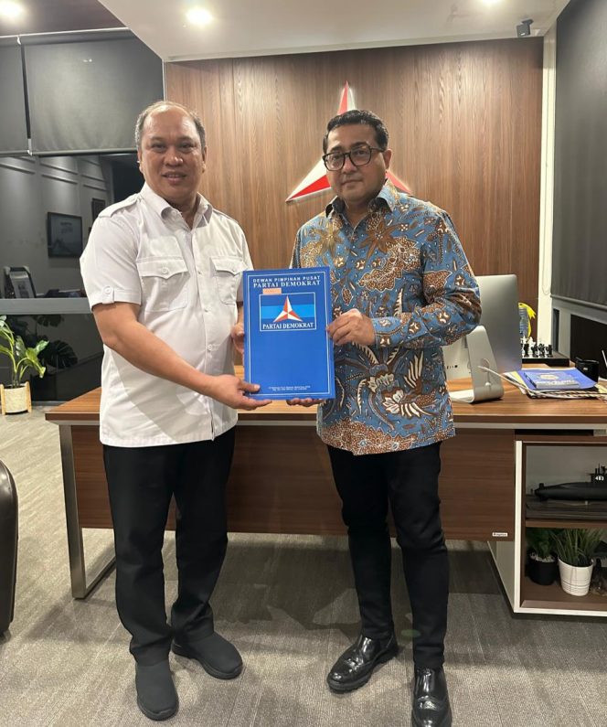 
 Ruksamin menerima surat tugas dari Sekjend DPP Demokrat Teuku Riefky Harsya. Foto: Istimewa