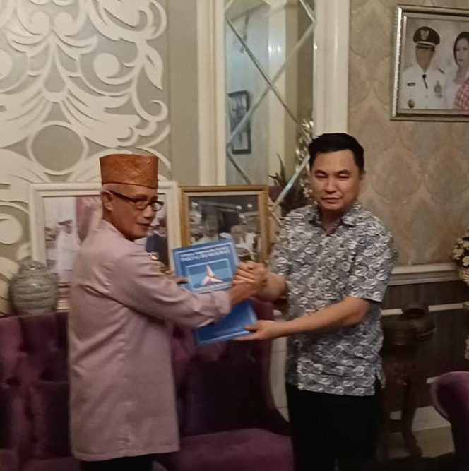 
 Ketua DPD Partai Demokrat Sultra, Muhammad Endang SA menyerahkan surat tugas kepada Balon Gubernur Lukman Abunawas. Foto: Istimewa