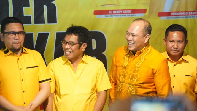 
 Ridwan Bae bersama Wakil Ketua Umum DPP Partai Golkar Ahmad Doli Kurnia Tanjung dan Bupati Konawe Utara Ruksamin di sela-sela acara Temu Kader Partai Golkar di Hotel Swisbell Kota Kendari. Foto: Istimewa