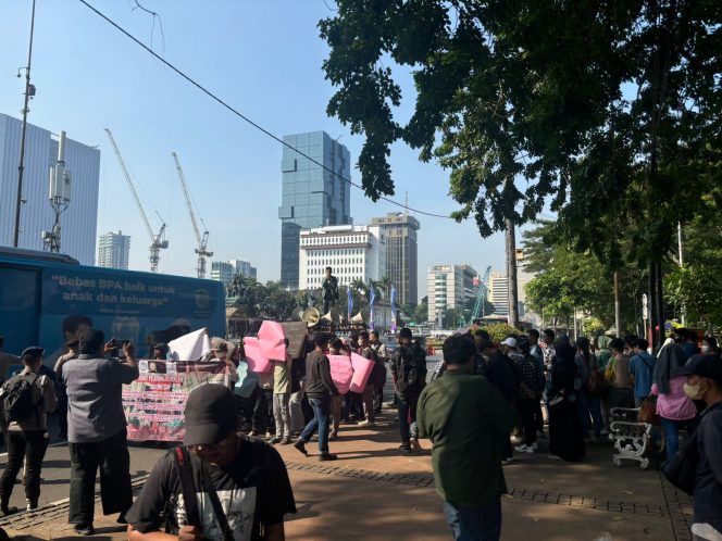 
 Front Pejuang Keadilan Indonesia (FPKI) menggelar aksi demonstrasi di Kantor Menkopolhukam, Gedung DPR RI, Mahkamah Agung hingga Istana Presiden Republik Indonesia guna mengadukan keputusan Pengadilan Negeri Pasarwajo terkait vonis bebas Direktur utama PT Panca Logam Makmur, Iryanto dalam tiga perkara berbeda sekaligus. Foto: Istimewa 