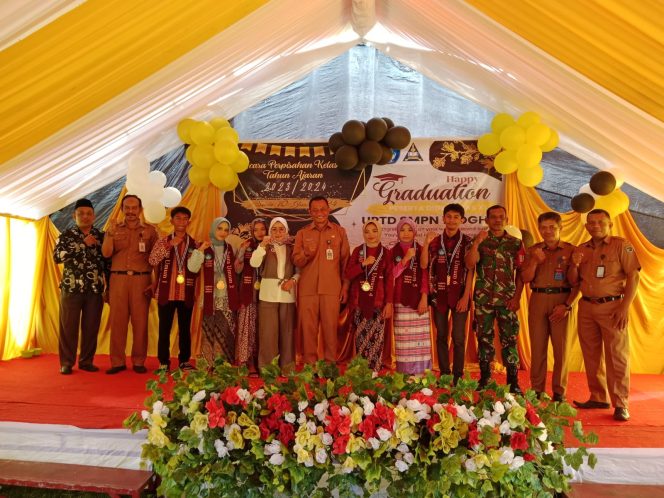 
 Berpose bersama Kepala Dinas Pendidikan dan Kebudayaan Kabupaten Muna Rahmat, S.Pd., M.M; Pengawas Manajerial Kabupaten Muna Drs. Hadiman Kasasi, M.Pd; Kepala SMPN 1 Loghia, Hasriatin, S.Pd; para guru dan siswa di sela-sela acara perpisahan siswa kelas IX. Foto: Penafaktual.com