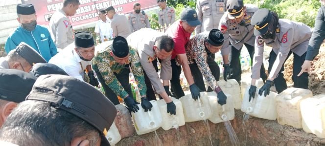 
 Pemusnahan Miras oleh Polresta Kendari. Foto: Istimewa
