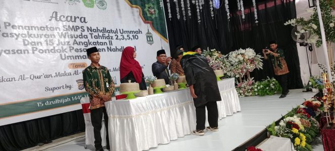 
 Pimpinan Ponpes Nahdlatul Ummah, Ustadz Moh Ridwan memindahkan tali toga salah satu wisudawan. Foto: Istimewa