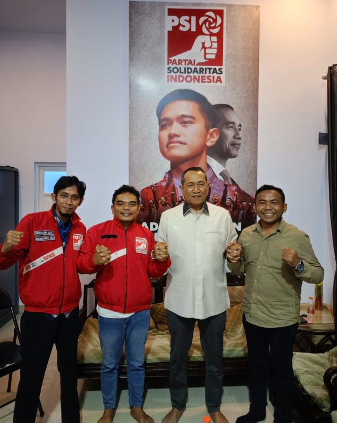 
 Ishak Ismail (kedua dari kanan) mengembalikan berkas pendaftaran di Sekretariat Partai Solidaritas Indonesia (PSI) Sulawesi Tenggara. Foto: Istimewa