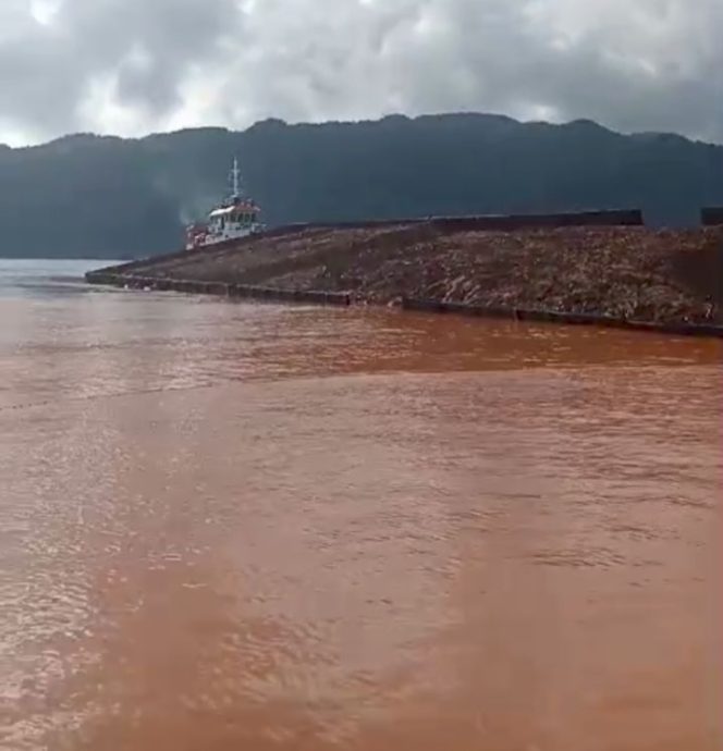 
 Kapal tongkang bermuatan ore nikel terbalik disekitar perairan Pulau Labengki, Kabupaten Konawe Utara. Foto: Istimewa
