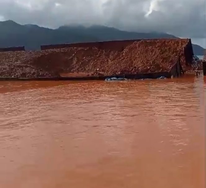 
 Polemik Tumpahan Ore Nikel di Perairan Labengki Diadukan ke Polda Sultra