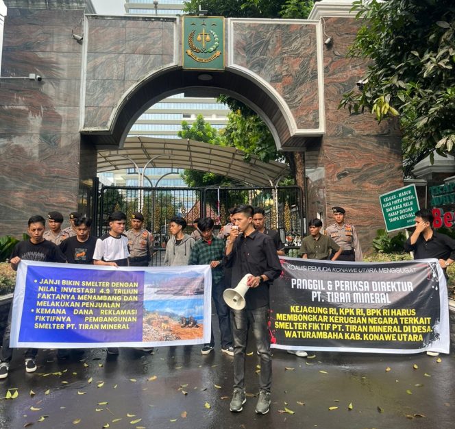 
 Koalisi Pemuda Konawe Utara Menggugat, menggelar  aksi demostrasi di Kantor Kejaksaan Agung Republik Indonesia menyoal janji pembangunan Smelter PT Tiran Mineral di Kabupaten Konawe Utara yang tak kunjung terealisasi. Foto: Istimewa