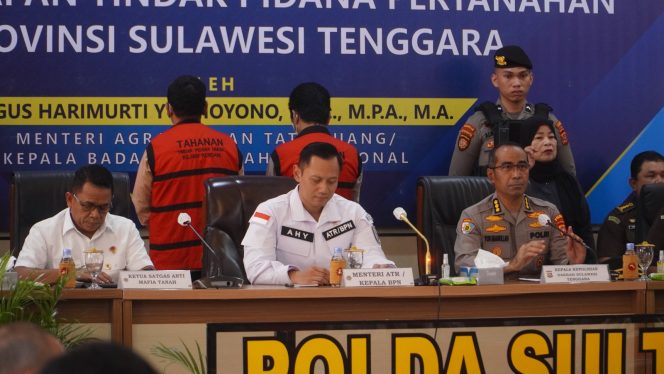 
 Pengungkapan dan penetapan tersangka kasus mafia tanah di Polda Sultra yang dihadiri langsung oleh Menteri Pertahanan/ATR Agus Harimurti Yudhoyono (AHY) pada Jumat 26 April 2024 lalu. Belakangan, tersangka dalam kasus tersebut divonis bebas oleh Hakim PN Kendari. Foto: Istimewa