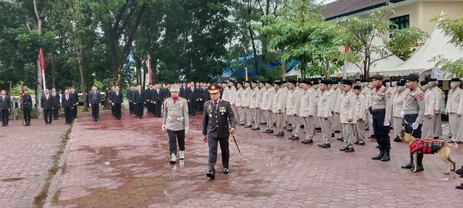 
 Kapolda Sultra Irjen Dwi Irianto saat mengecek pasukan sebelum upacara HUT Bhayangkara dimulai. Foto: Penafaktual.com
