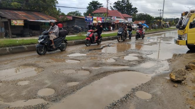 
 Kondisi ruas Jalan Brigjen M Katamso, Kecamatan Baruga Kota Kendari semakin rusak parah. Foto: Penafaktual.com