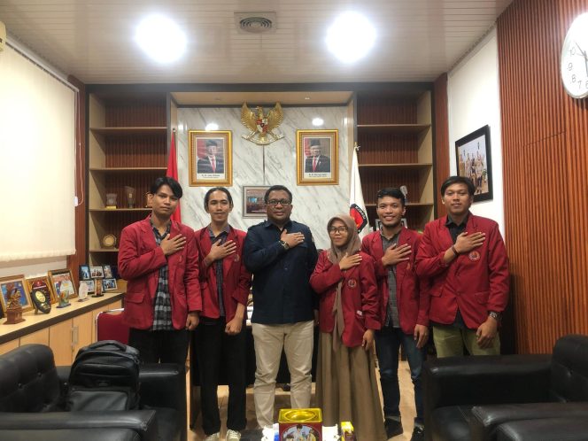 
 Pengurus BEM Unsultra bersama Ketua KPU Sultra. Foto: Istimewa