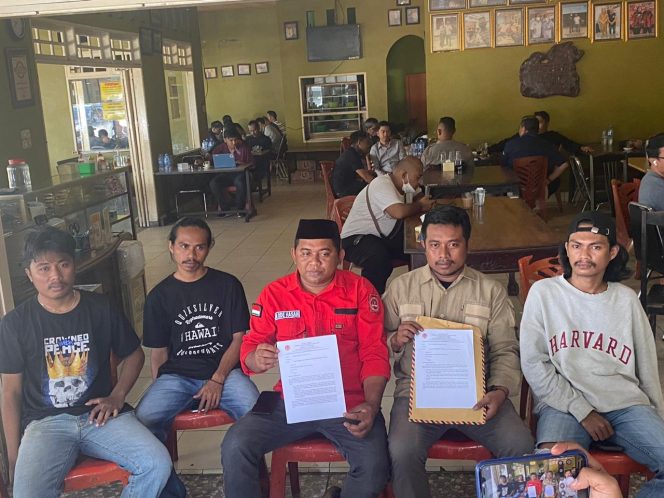 
 AP2 Sultra melakukan konferensi pers usai melaporkan Pj Wali Kota Kendari Muhammad Yusup dan BPBD Sultra di Kejaksaan Tinggi. Foto: Penafaktual.com