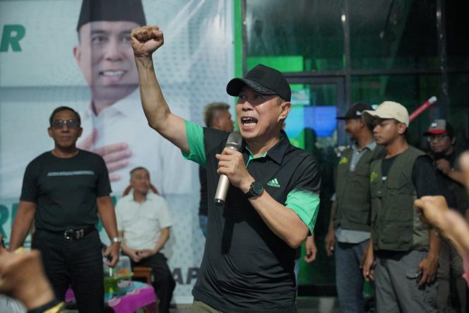 
 Andi Sumangerukka bersilaturahmi dengan para relawan di Posko Sabangka ASR Raha Kabupaten Muna. Foto: Istimewa