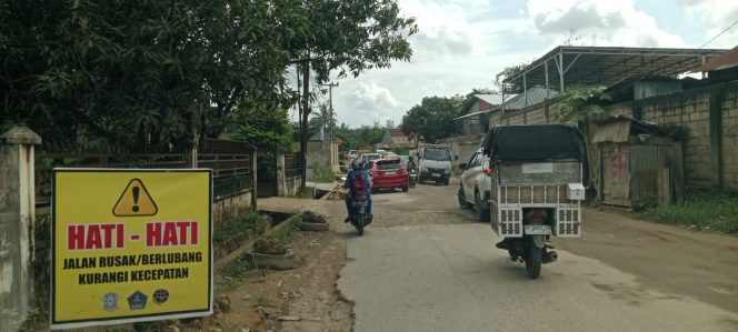 
 Kondisi ruas jalan Haji Latama di RW 14, RT 04, Kelurahan Punggolaka, Kecamatan Puuwatu yang rusak parah. Foto: Penafaktual.com
