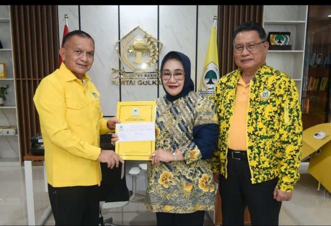 
 Bakal Calon Gubernur Sulawesi Tenggara, Tina Nur Alam menerima surat tugas dari DPP Golkar. Foto: Istimewa