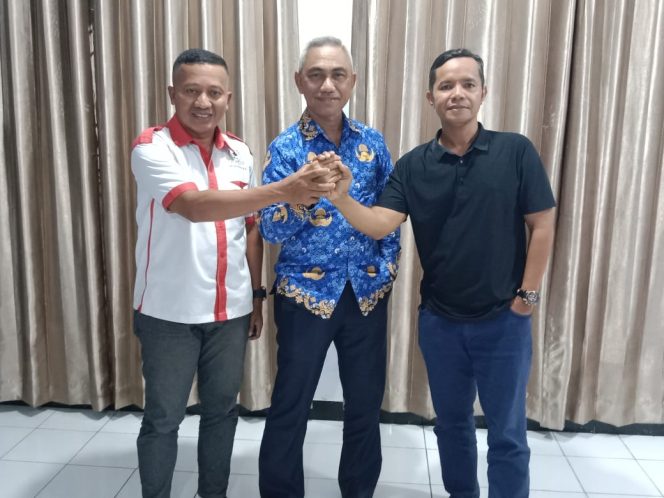 
 Muhammad Salim Ketua Ikatan Alumni Fakultas Peternakan UHO bersama Ketua Forum Pemerhati Transportasi dan Penyebrangan Sultra La Harudin menemui Kadis Perhubungan Sultra Muhamad Rajulan. Foto: Penafaktual.com