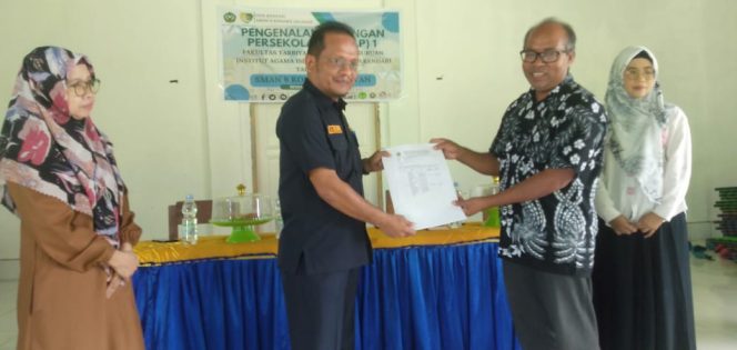 
 Kepala SMAN 8 Konsel, La Ode  Sanando, S.Si., M.Si., menerima mahasiswa PLP I dari Fakultas Tarbiah dan Ilmu Keguruan IAIN Kendari. Foto: Istimewa