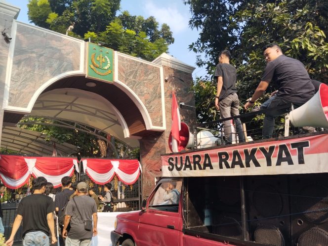 
 Lingkar Kajian Kehutanan Sulawesi Tenggara saat menggelar aksi demontrasi di Kantor Kejaksaan Agung. Foto: Istimewa