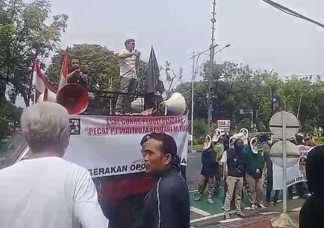 
 Minta Copot Pj Wali Kota, Anggota DPRD Kota Kendari Demo di Kemendagri