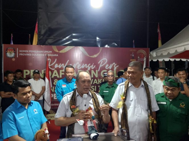 
 Pasangan Ruksamin – Sjafei Kahar mekakukan konferensi pers usai mendaftar di KPU Sultra. Foto: Istimewa