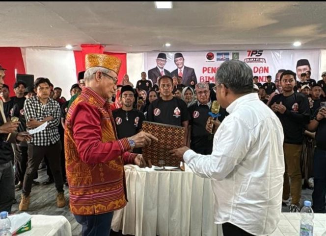 
 Pengukuhan dan Bimbingan Teknis Tim Pemenangan Sultra (TPS) Lukman Abunawas kolaka Utara di gedung Islamic Center Kolaka Utara. Foto: Istimewa